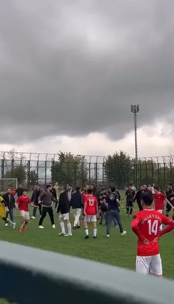 Bursa’da oynanan Milletspor U16-Hacivatspor U16 karşılaşmasında futbolcular ve teknik heyetler