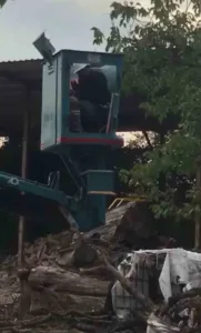 Bursa’da vinç üzerinde çalışan işçi, hiç beklemediği bir anda “arı