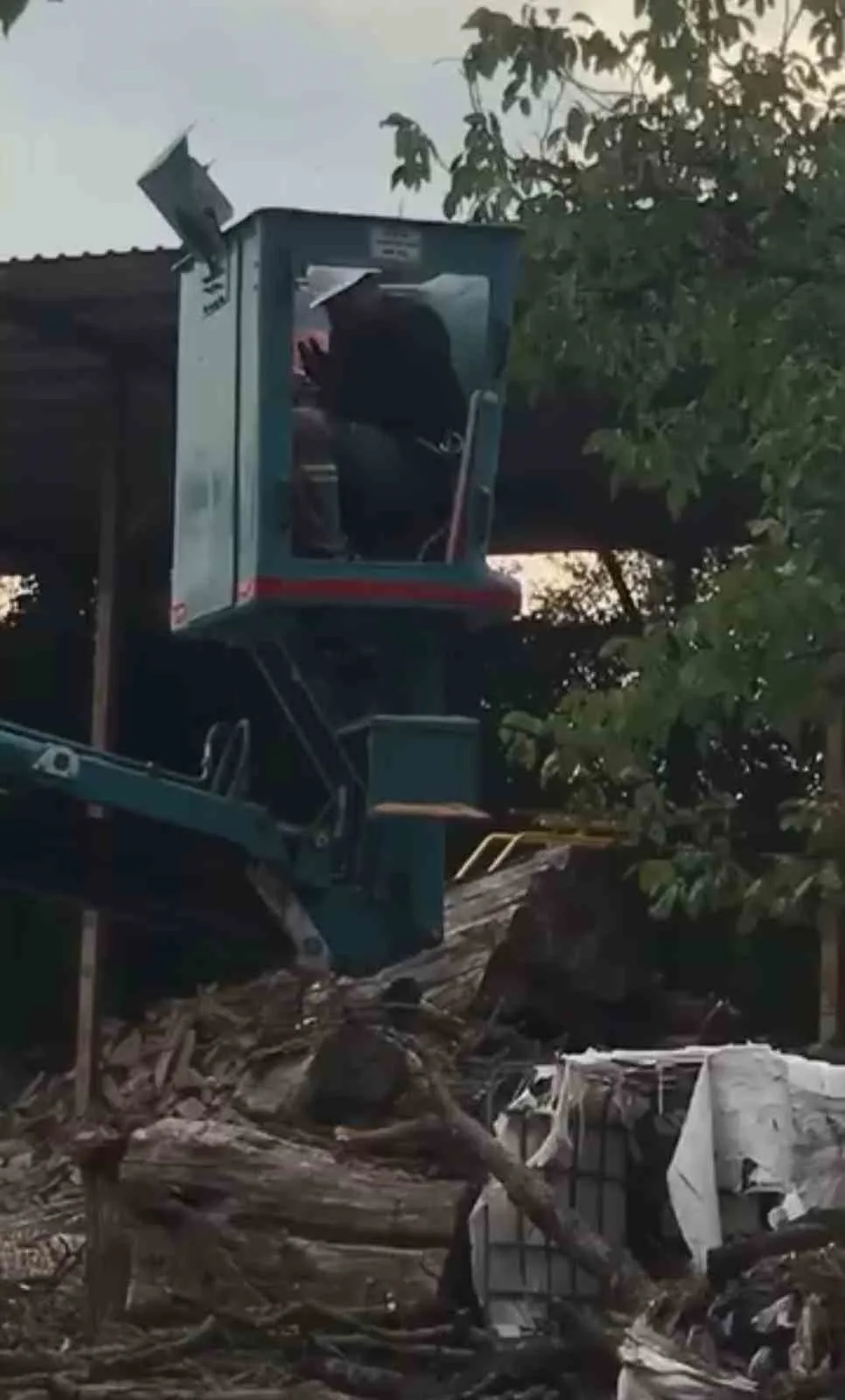 Bursa’da vinç üzerinde çalışan işçi, hiç beklemediği bir anda “arı