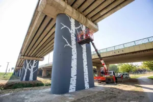 Bursa Büyükşehir Belediyesi, kentin farklı bölgelerindeki istinat duvarlarına ve köprülü