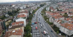 E-5 karayolu İstanbul Büyükçekmece mevkiinde seyir halindeki tır yağmur nedeniyle
