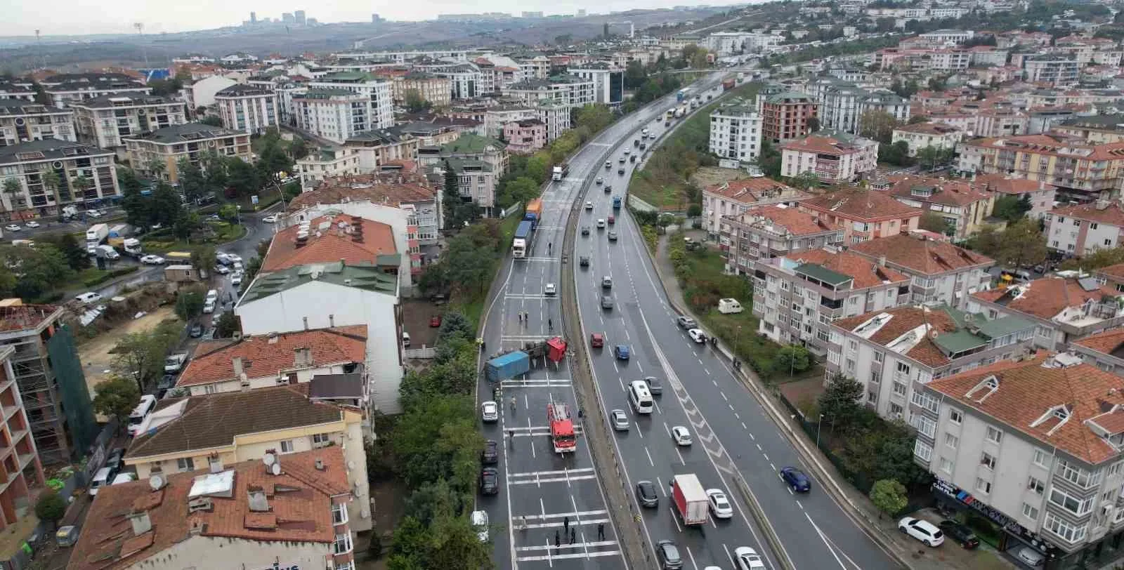 E-5 karayolu İstanbul Büyükçekmece mevkiinde seyir halindeki tır yağmur nedeniyle