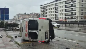 Büyükçekmece’de yolcu minibüsünün devrilmesi sonucu meydana gelen kazada 1’i ağır