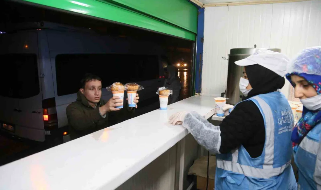 Gaziantep’te sabahın erken saatlerinde hizmet veren çorba ikram noktaları, vatandaşlara