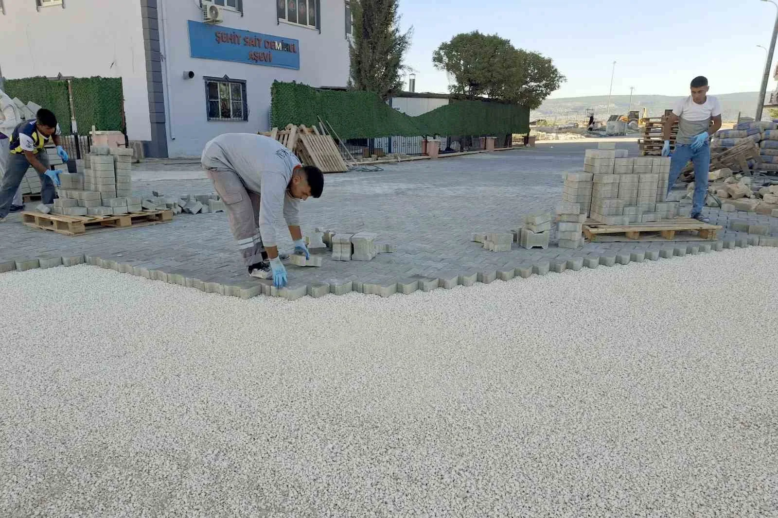 Gaziantep Büyükşehir Belediyesi, bozulan cadde ve sokaklarda kilitli parke taşı