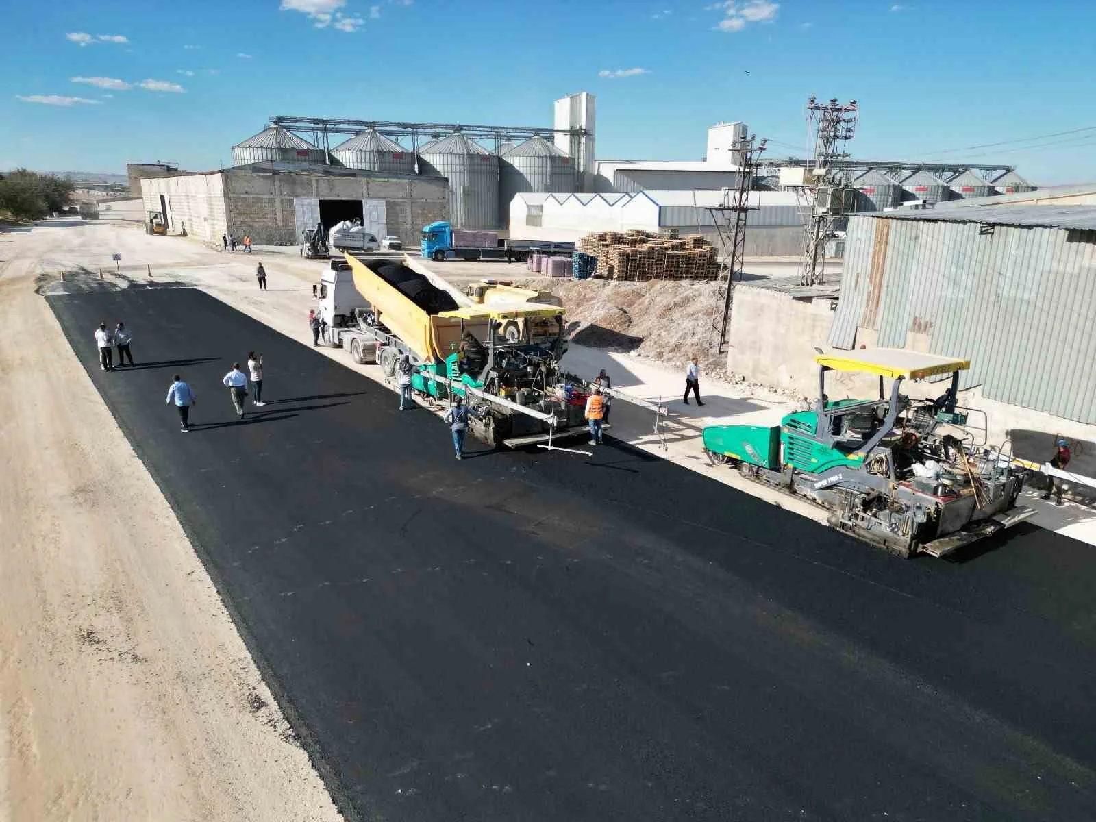 Şanlıurfa Büyükşehir Belediyesi, Eyyübiye’de sanayi bölgelerine ulaşımı kolaylaştıracak olan caddede