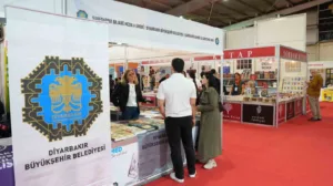 Diyarbakır Büyükşehir Belediyesi, 9. Kitap Fuarında açtığı stantta ziyaretçileri ağırlayarak