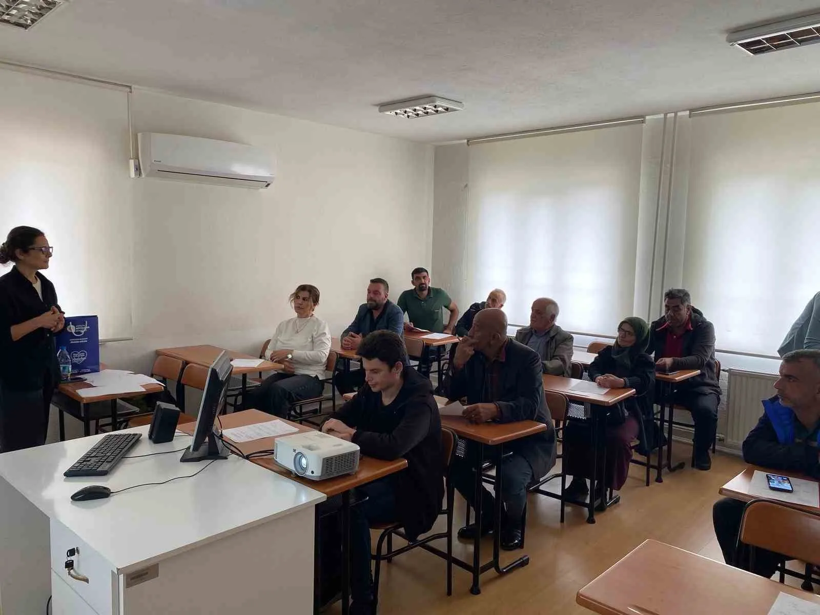 Antalya Büyükşehir Belediyesi tarafından düzenlenen budama, gübreleme ve toprak analizi