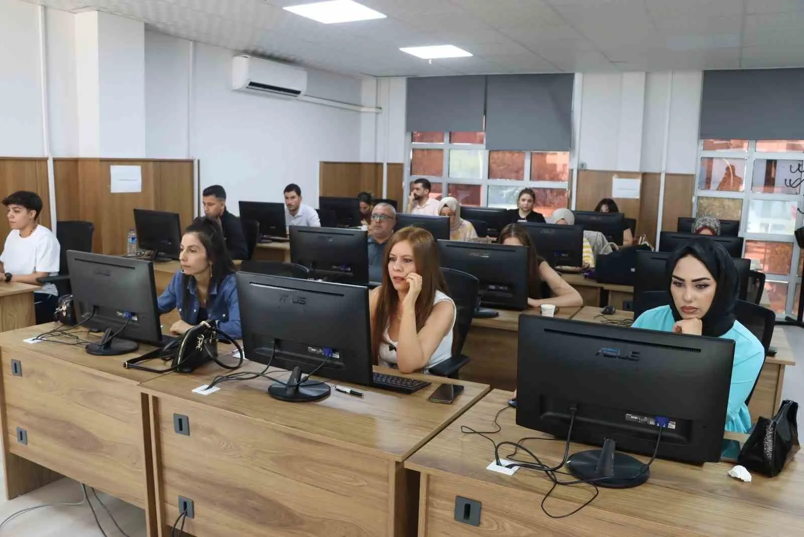 Şanlıurfa Büyükşehir Belediyesi, vatandaşların dijital becerilerini artırmak amacıyla bilgisayar operatörlüğü