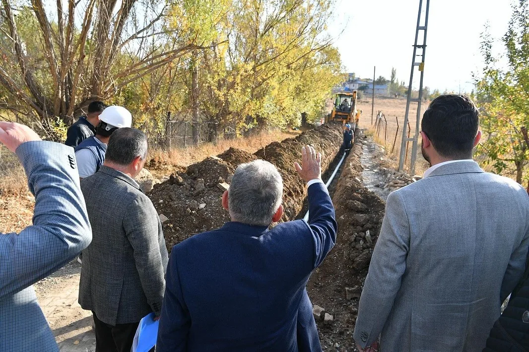 Kayseri Büyükşehir Belediye Başkanı Dr. Memduh Büyükkılıç, Sarız ilçesinde sürdürülen