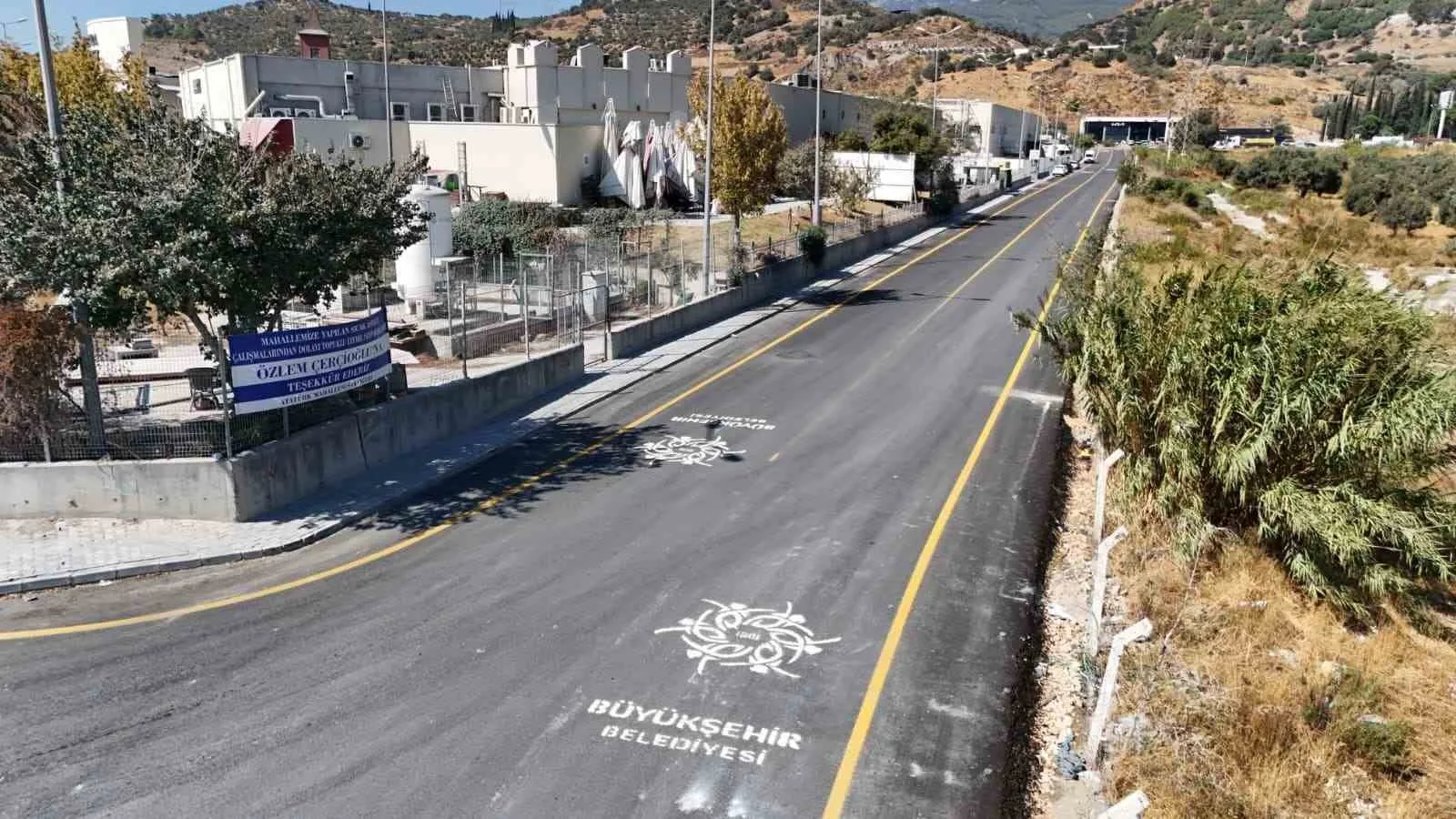 Aydın Büyükşehir Belediyesi, kent genelinde eş zamanlı olarak sürdürülen yol