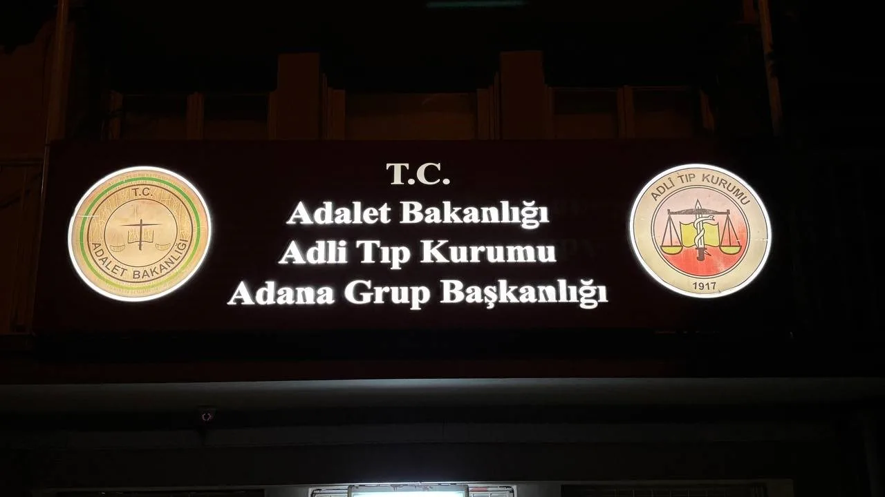 Adana’da cadde ortasında iki kişi arasında çıkan bıçaklı kavgada bir