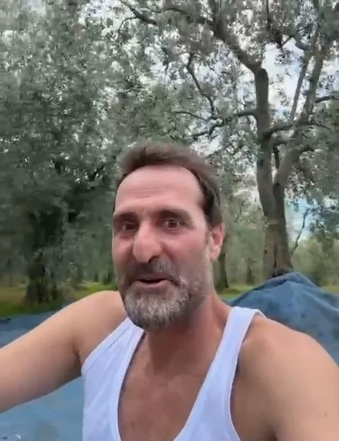 Ünlü oyuncu Timur Acar İznik’te satın aldığı zeytinlikte ilk hasadını