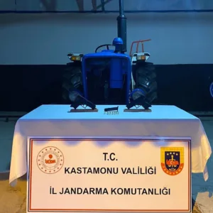 Kastamonu’nun Taşköprü ilçesinde çalınan traktör, jandarma ekiplerince bir ahırda bulundu.