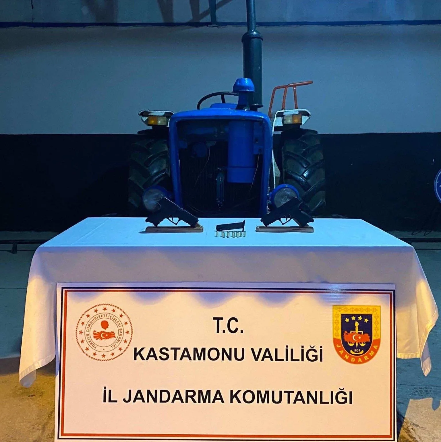 Kastamonu’nun Taşköprü ilçesinde çalınan traktör, jandarma ekiplerince bir ahırda bulundu.