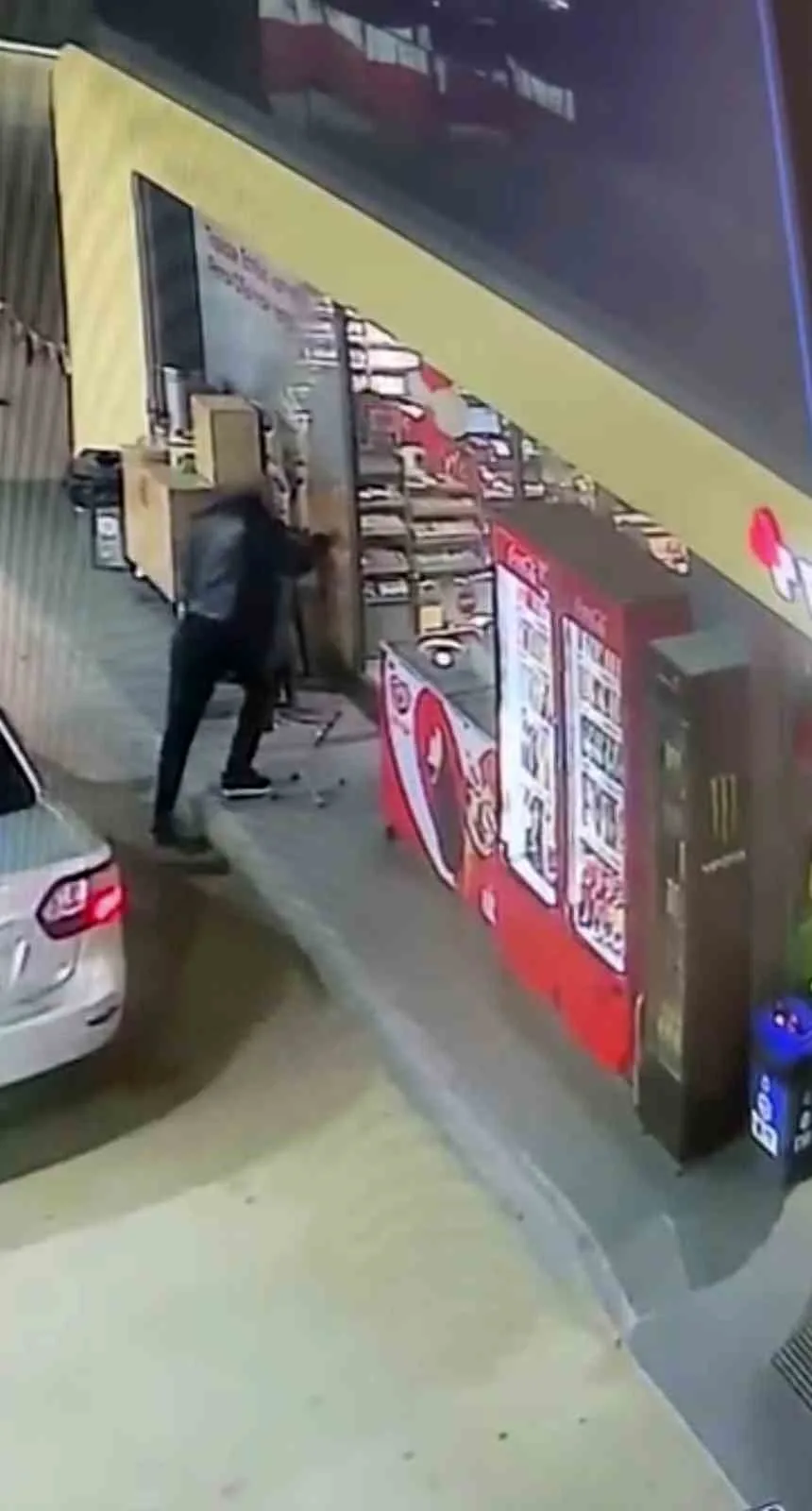 Mardin’de bir benzin istasyonundaki markete girerken cam kapıyı fark etmeyen