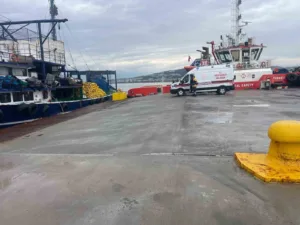 Çanakkale Boğazı’nda avlanan balıkçılar denizde çırpınan Azerbaycan uyruklu bir kişiyi