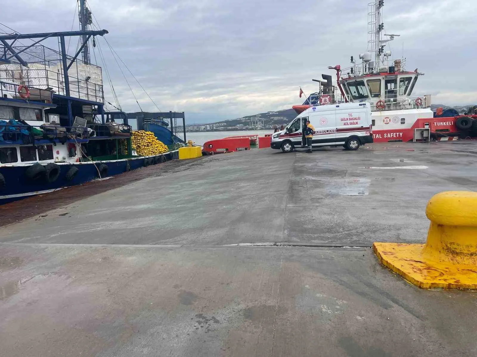 Çanakkale Boğazı’nda avlanan balıkçılar denizde çırpınan Azerbaycan uyruklu bir kişiyi