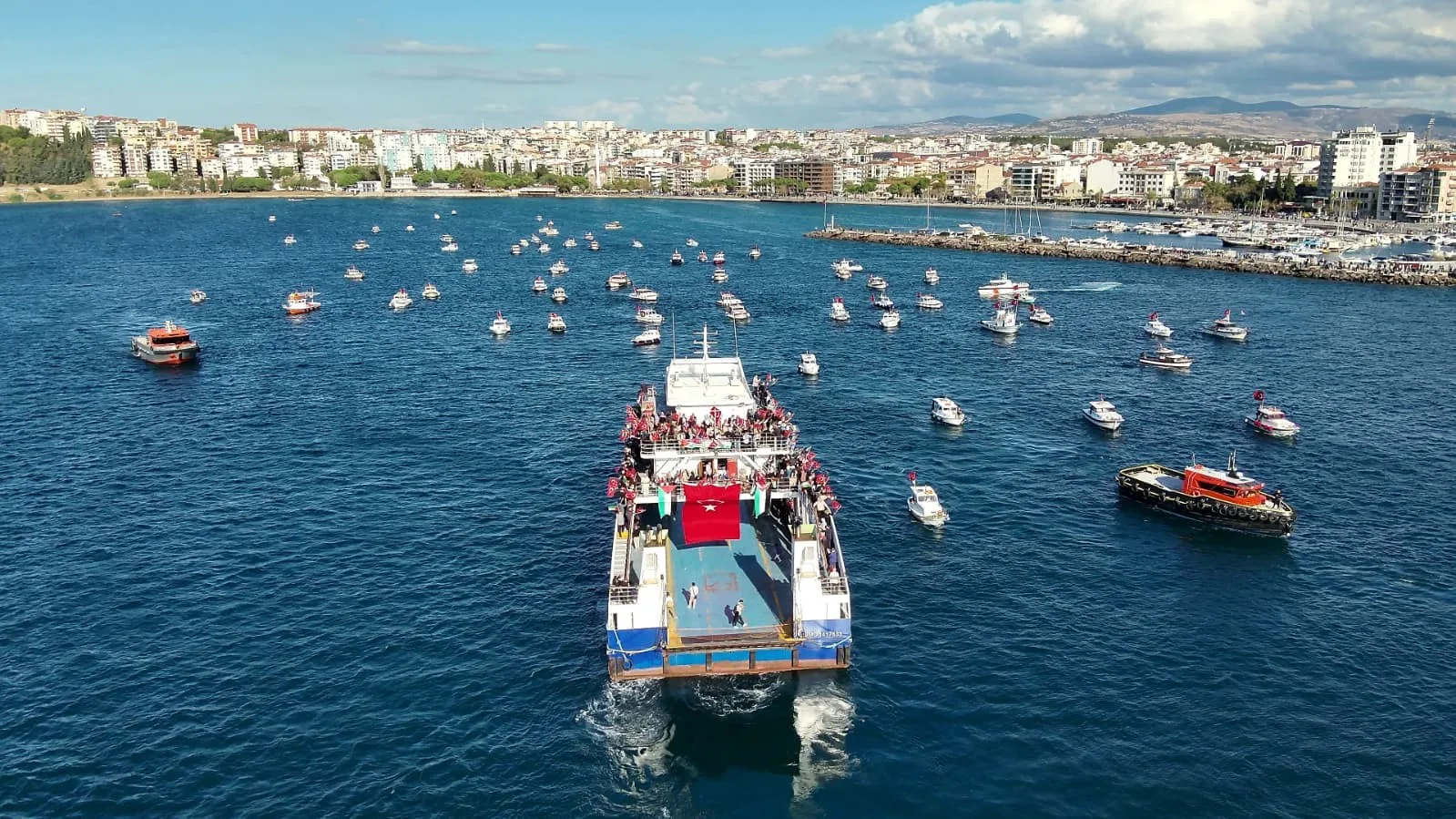 Çanakkale Boğazı’nda Türk ve Filistin bayraklarıyla donatılan tekneler, Gazze’ye insani