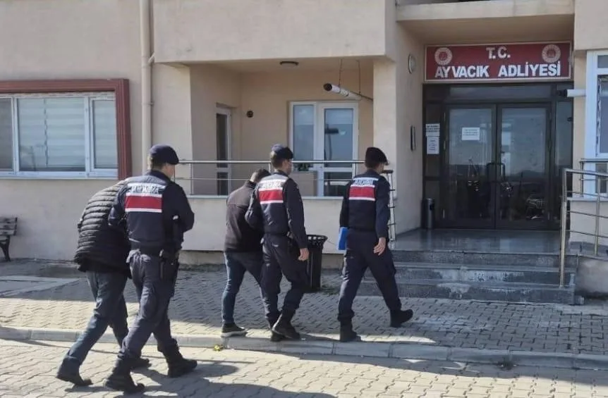 Çanakkale’de göçmen kaçakçılığıya mücadele çerçevesinde düzenlenen operasyonda 9 organizatör, 3