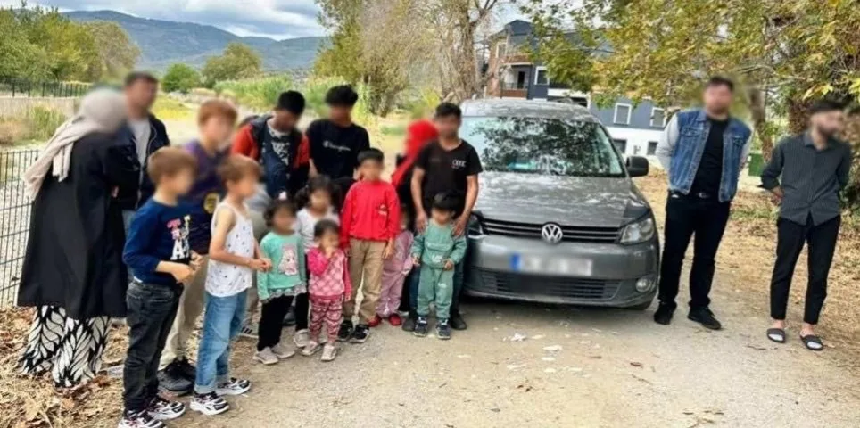 Çanakkale’de jandarma tarafından düzenlenen göçmen kaçakçılığı operasyonunda gözaltına alınan 9