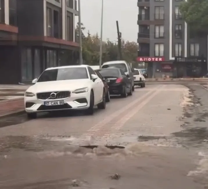 Çanakkale’nin Kepez beldesinde sağanak yağışı sonrasında kanalizasyonlar taştı sokaklar göle