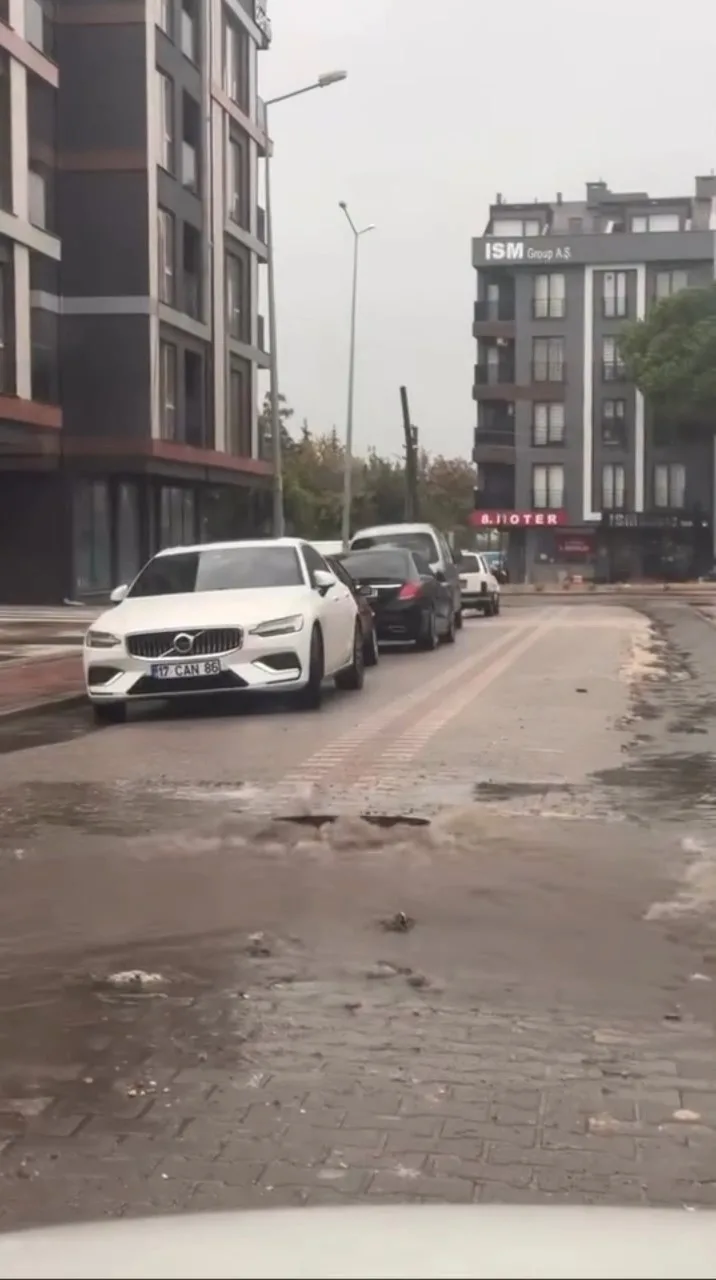 Çanakkale’nin Kepez beldesinde sağanak yağışı sonrasında kanalizasyonlar taştı sokaklar göle
