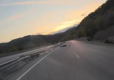 Çanakkale’de trafikte seyir halindeki motor sürücüsü Ahmet Can Öztekin(23), virajı