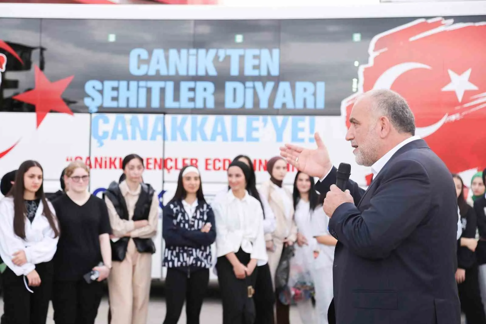 Samsun’un Canik Belediye Başkanı İbrahim Sandıkçı, ilçedeki 12. sınıf öğrencilerinin