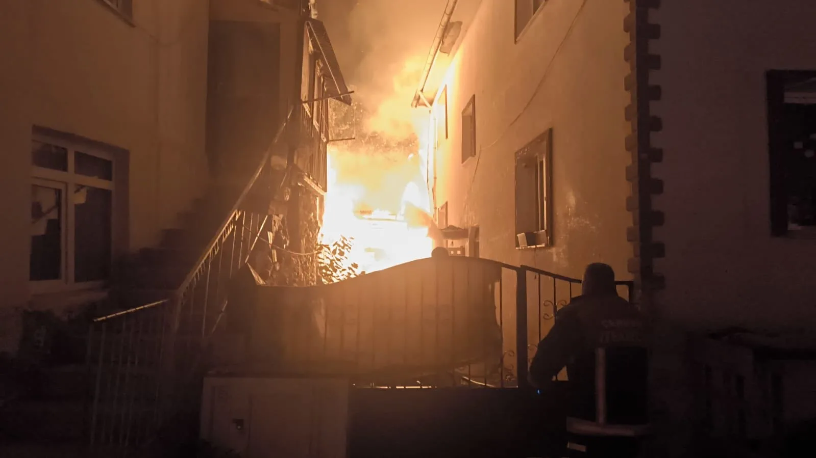 Çankırı’nın Çerkeş ilçesinde 3 ev ve 4 samanlık, alevlere teslim