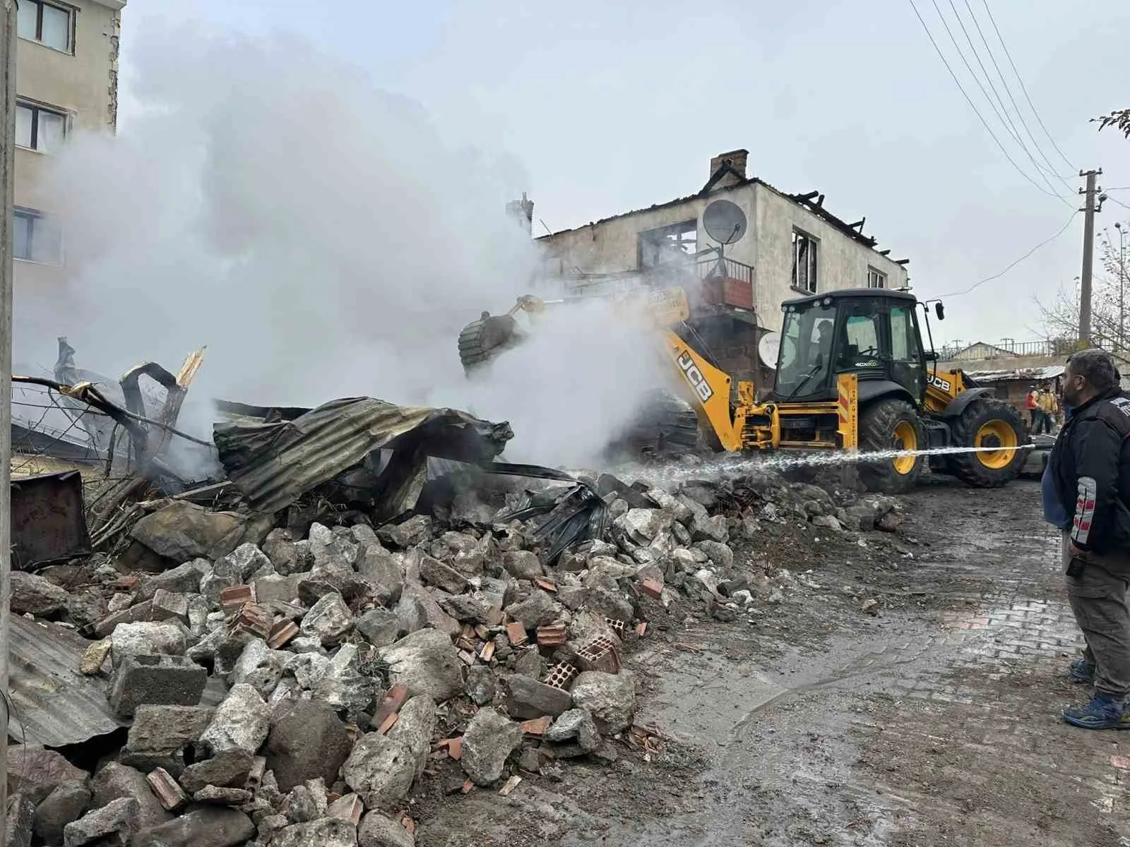 Çankırı’nın Kurşunlu ilçesinde çıkan yangında 2 ev, 2 kömürlük ve