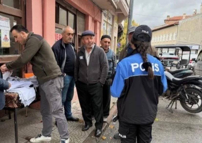 Çankırı’da polis ekipleri, vatandaşlara broşür dağıtarak iletişim yoluyla dolandırıcılık konusunda