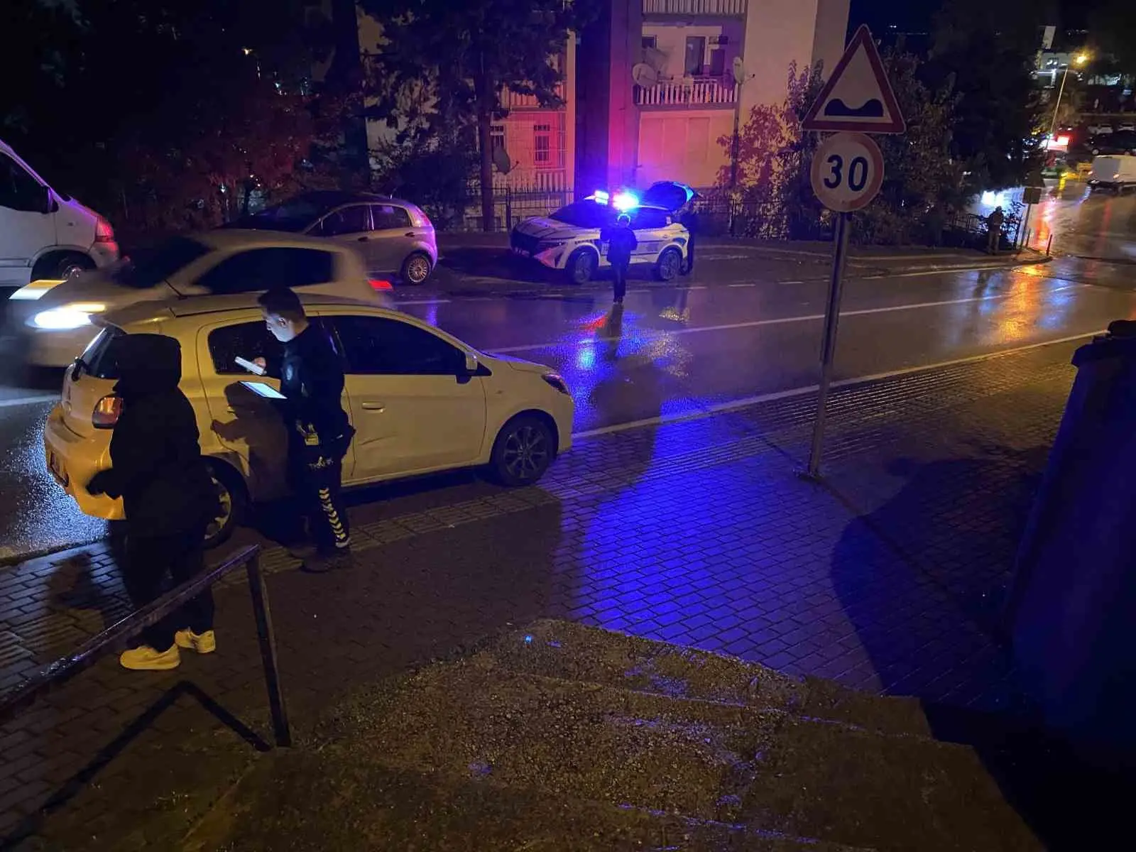 Bursa’nın Mudanya ilçesi Ömerbey Mahallesi’nde meydana gelen kazada, bir araç