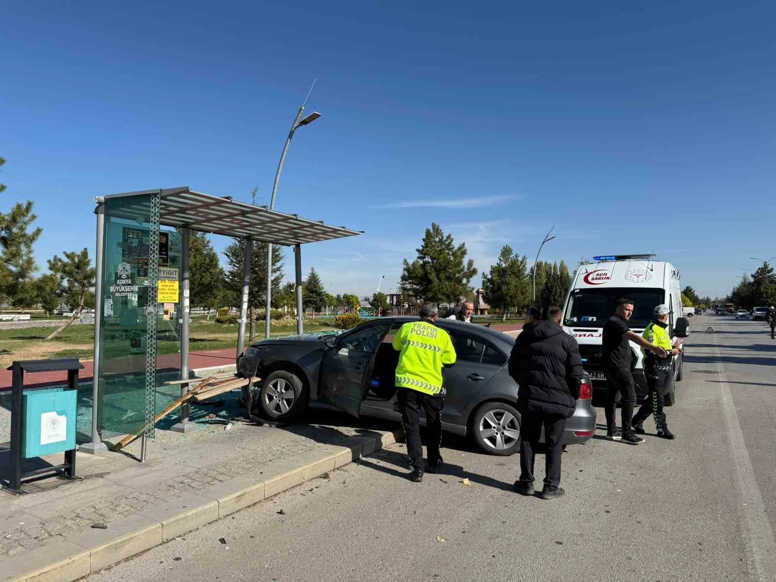 Konya’nın Beyşehir ilçesinde iki otomobilin çarpıştığı kazada, durakta otobüs bekleyen