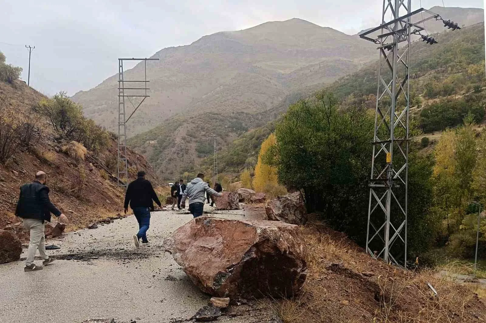 Van’ın Çatak ilçesinde dünden bu yana etkili olan yağışlar nedeniyle