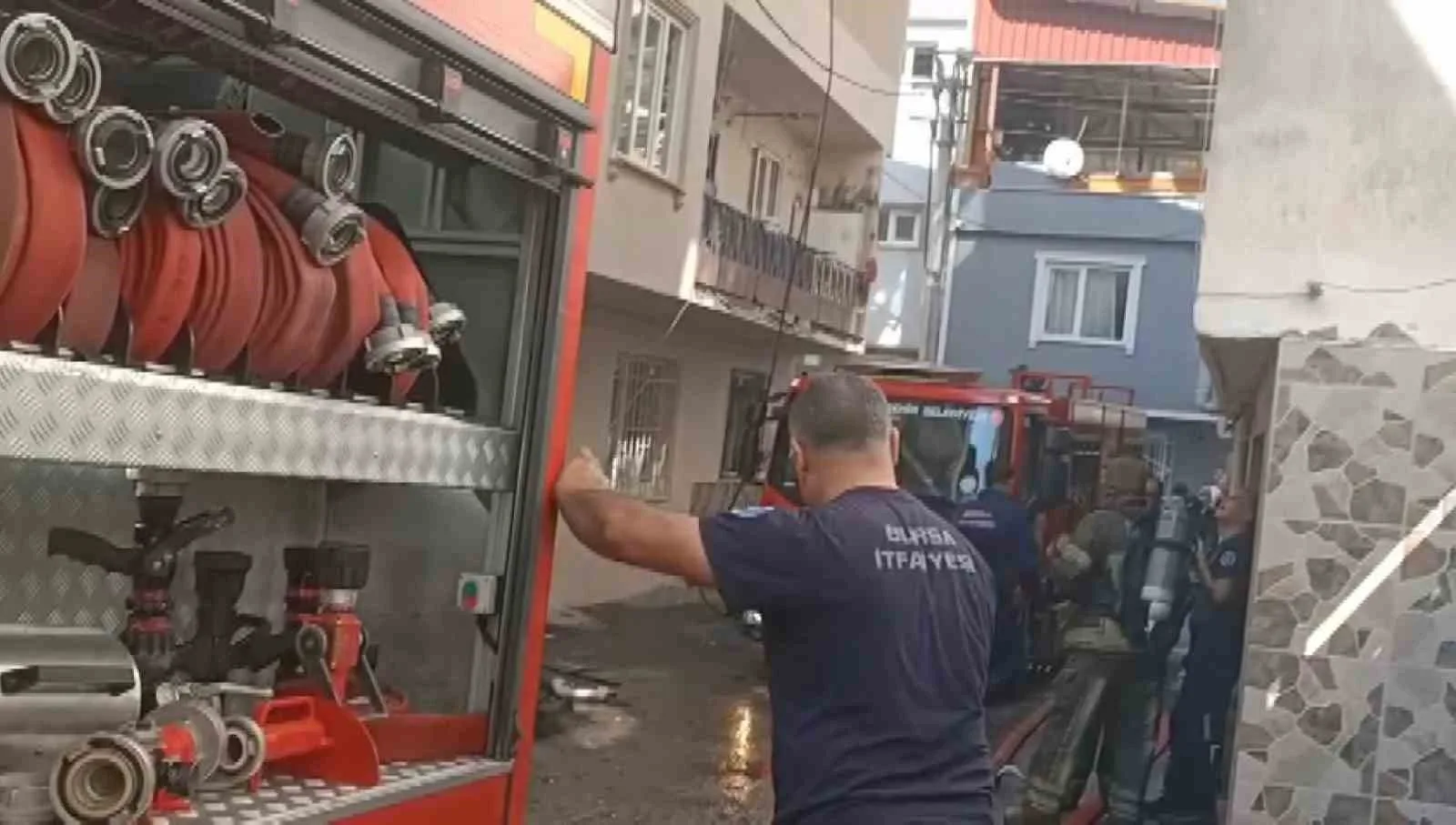 Bursa’nın Yıldırım ilçesi Değirmenlikızık Mahallesi’nde bir binanın çatı katında çıkan