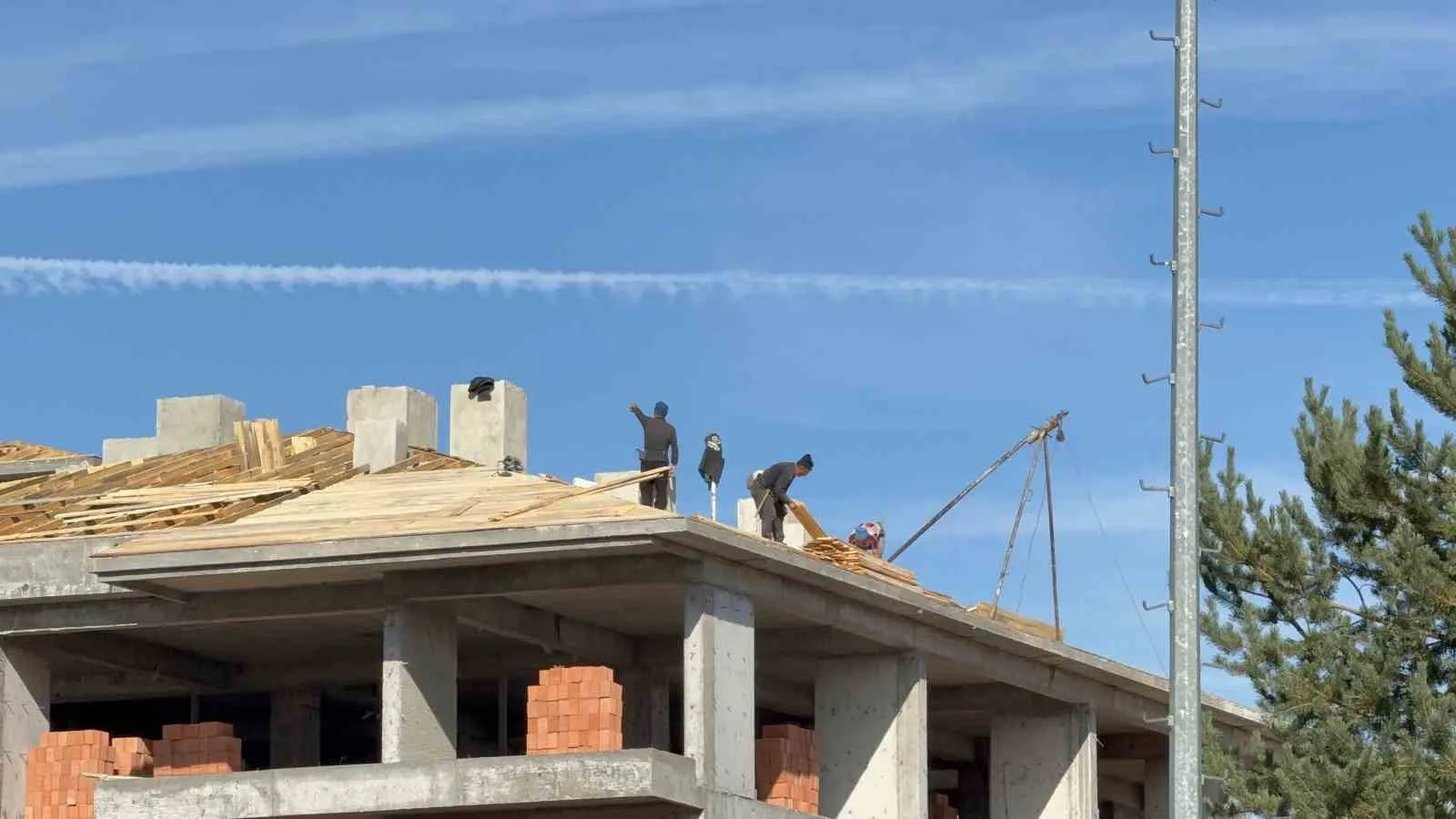 Afyonkarahisar’da 4 katlı bir binanın çatısında hiçbir güvenlik önlemi alınmadan