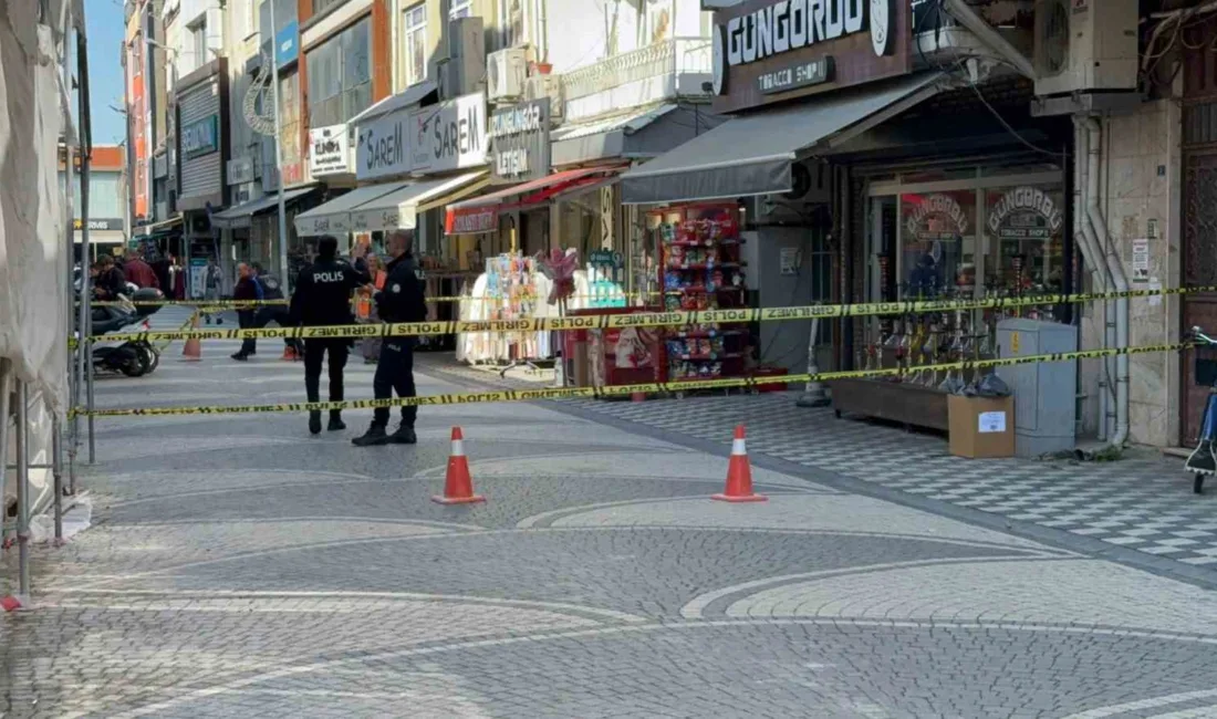 Sakarya’nın Akyazı ilçesinde duvarlarından çatırdama sesleri gelen 2 katlı bina
