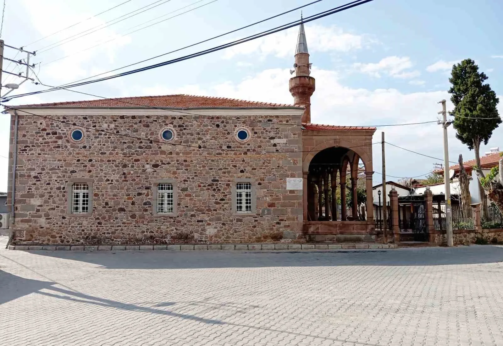 Bergama’nın Göçbeyli Mahallesi’nde bulunan tarihi Göçbeyli Merkez Camii’nin, duvarındaki çatlaklar
