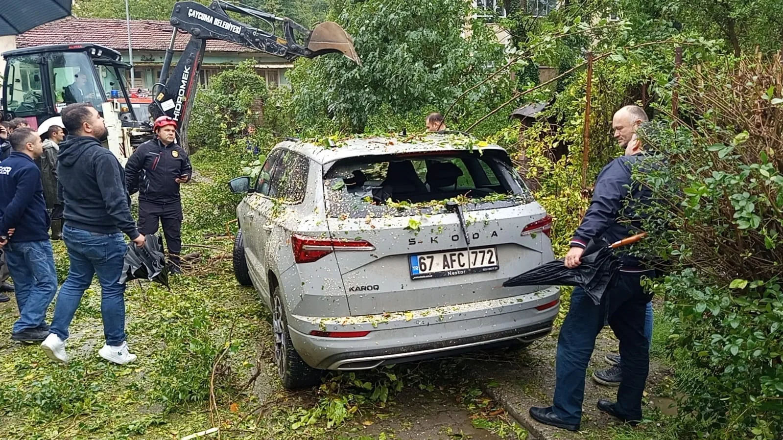 Zonguldak’ın Çaycuma ilçesinde park halindeki bir otomobilin üzerine ağaç devrildi.