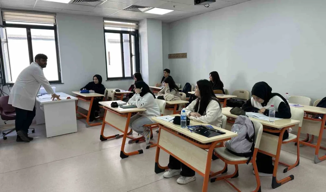 Çayırova’da üniversiteye hazırlanan lise öğrencileri ve mezunlar için düzenlenen hazırlık