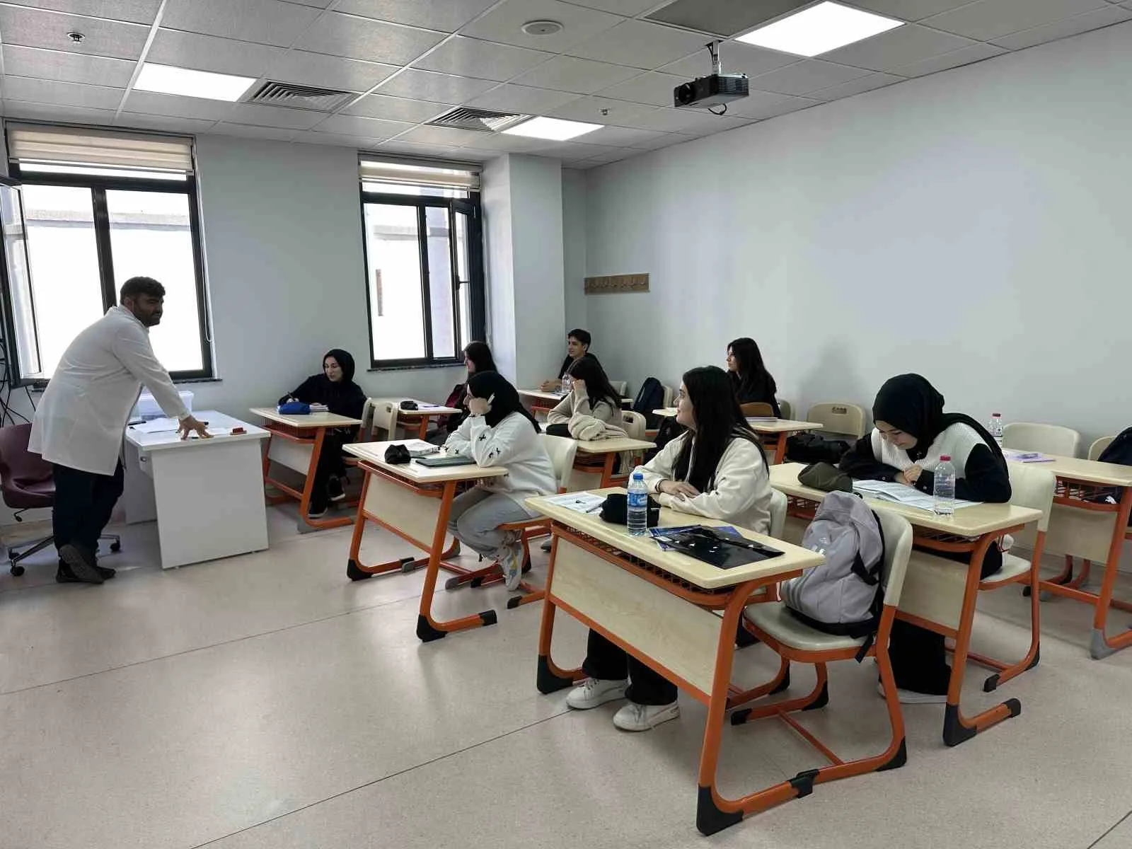 Çayırova’da üniversiteye hazırlanan lise öğrencileri ve mezunlar için düzenlenen hazırlık