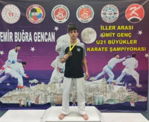 Çayırova Belediyesi Eğitim Spor Kulübü karate takımı sporcuları, Bursa’da düzenlenen