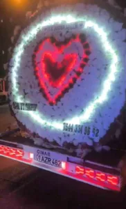 Adana’da aykırı ışık donanımı ve yüksek sesle müzikle trafikte seyreden