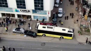 İstanbul’un Çekmeköy ilçesinde trafikte bir motosiklet sürücüsüyle tartışan ve sinir