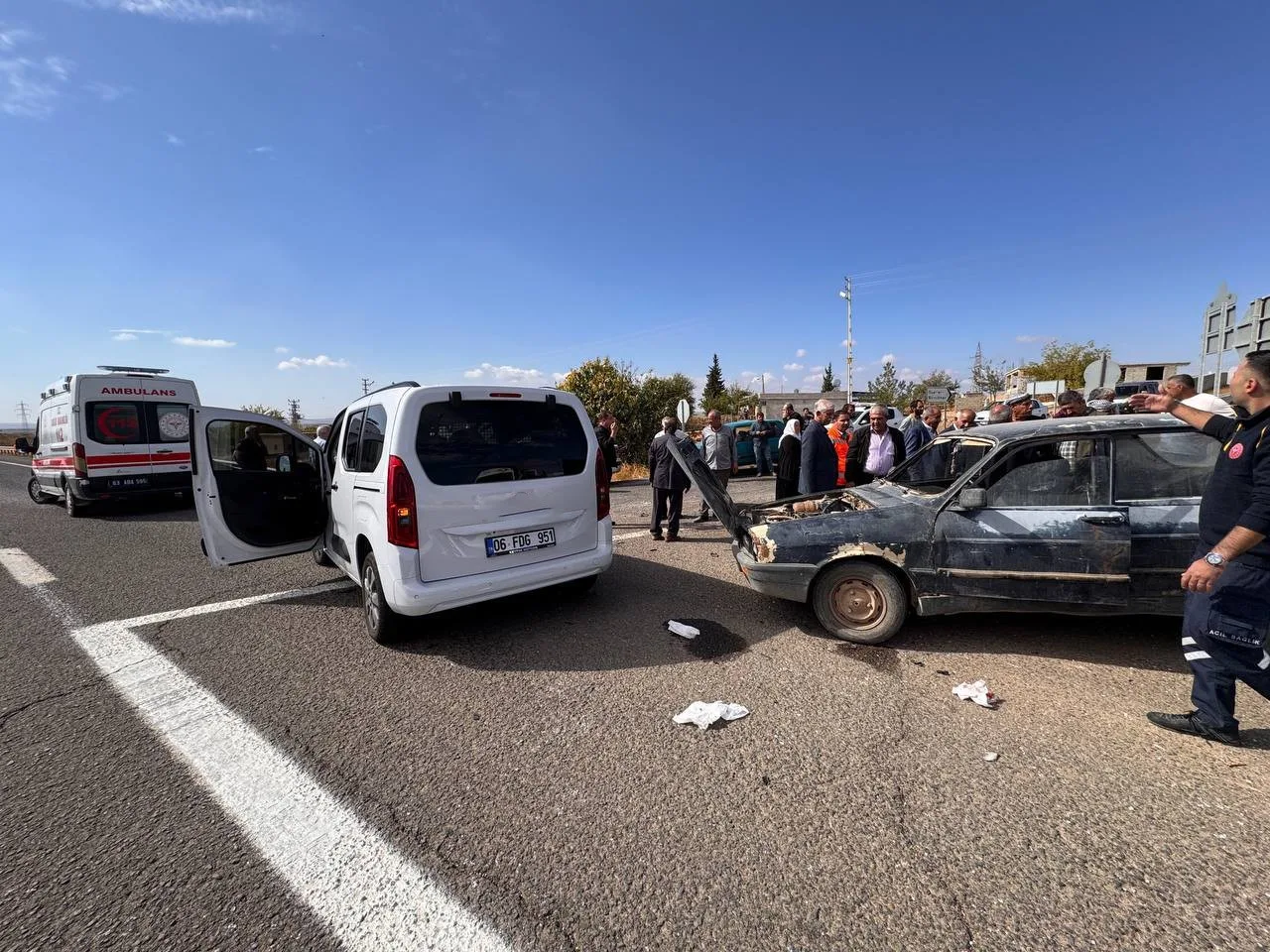 Şanlıurfa’nın Suruç ilçesinde cenaze defni için gidenlerin içerisinde bulunduğu otomobilin