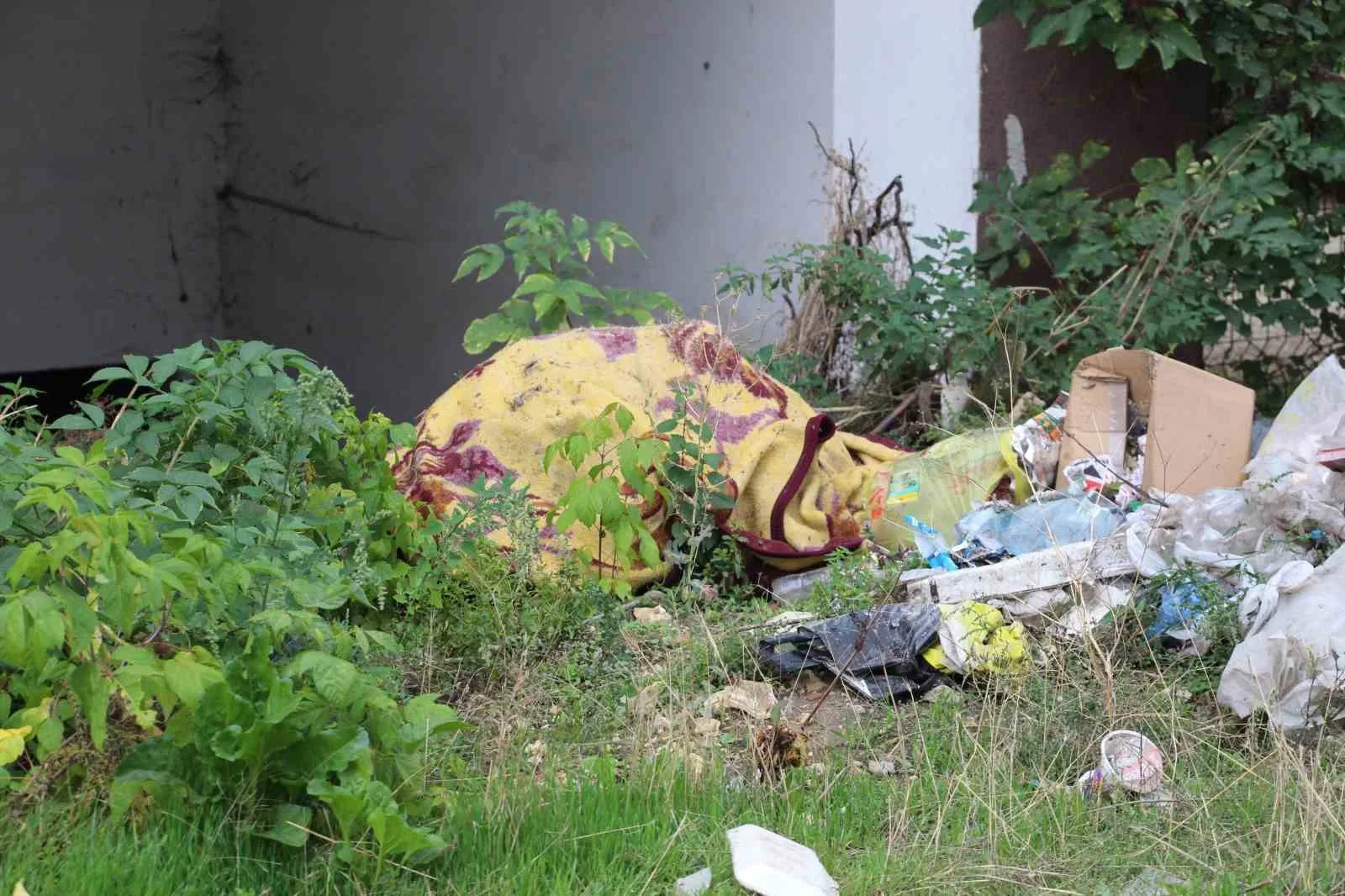 Bolu’da boş bir arazide içerisinde ceset olabileceği şüphesiyle polise ihbar