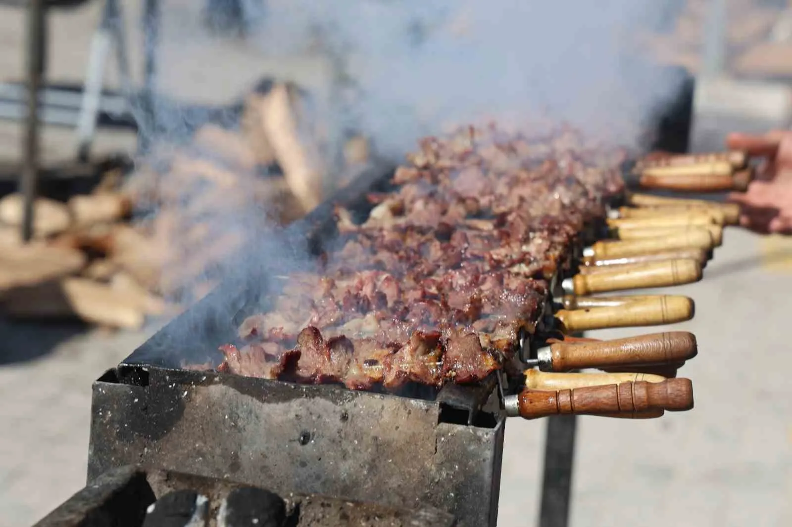 Konya’da üçüncüsü düzenlenen ‘Erzurum Günleri’nde yöresel lezzetler vatandaşlara tek tek