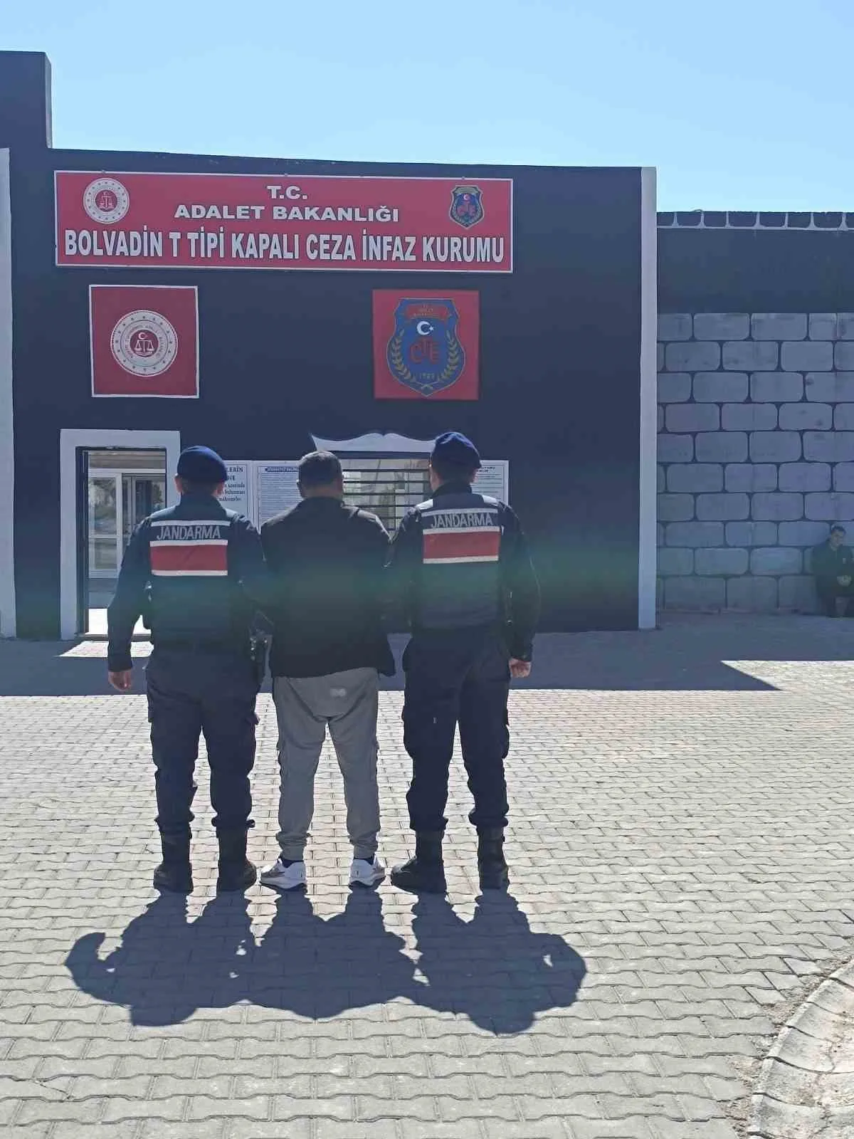Afyonkarahisar’da çeşitli suçlardan 26 yıl hapis cezası ile aranan 32