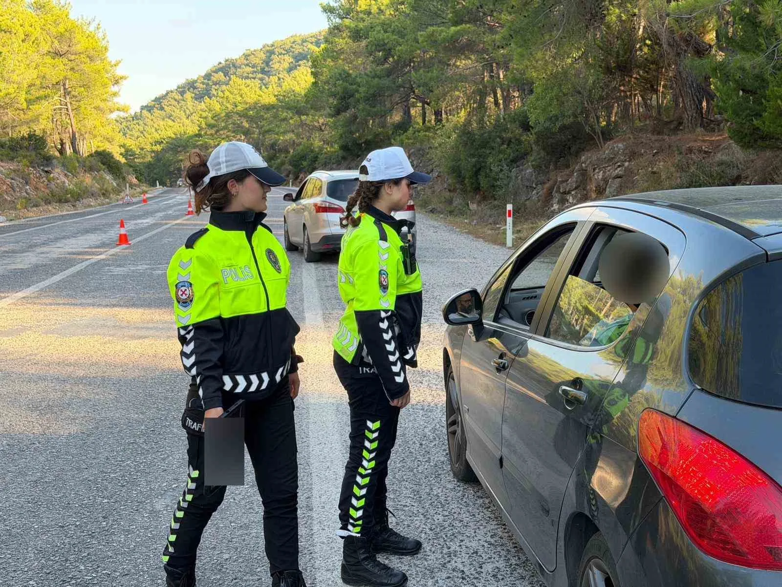 Çeşme-İzmir eski yolunda trafik güvenliği, kadın trafik polis memurları tarafından